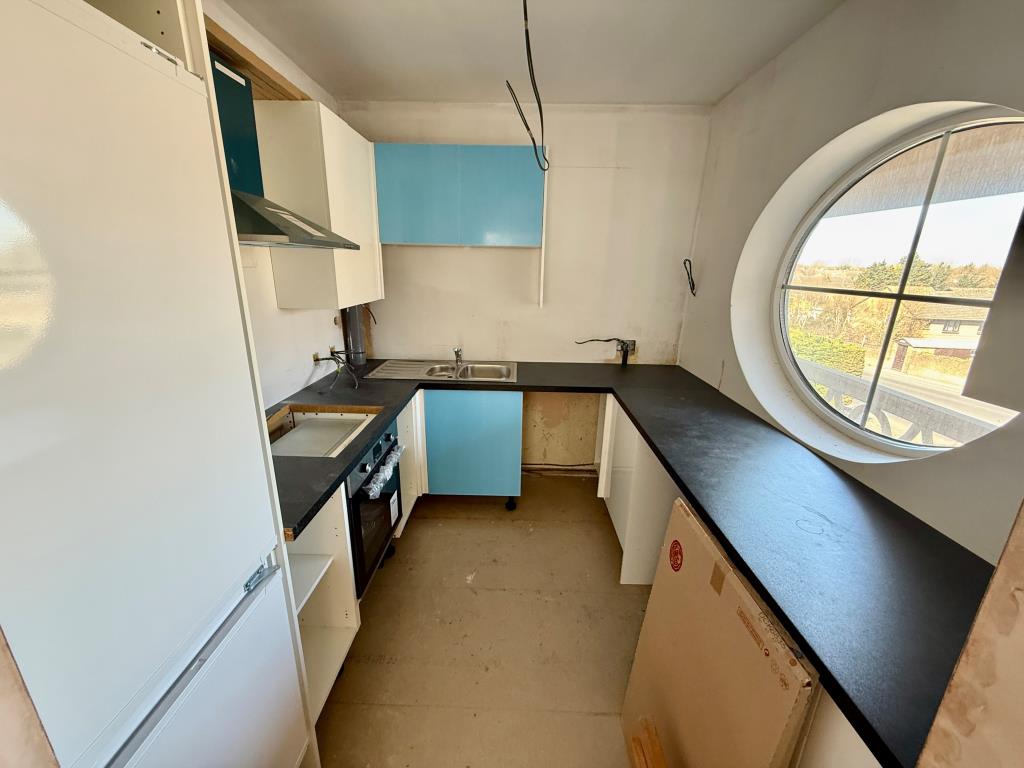 Lot: 60 - FREEHOLD SITE WITH PLANNING FOR CONVERSION AND NEW BUILD TO PROVIDE TEN FLATS - Kitchen
